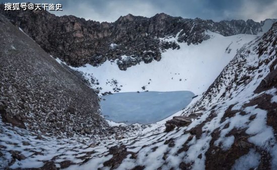<em>喜马拉雅山</em>冰雪融化后，湖中的一幕令人难以相信，真“出事”了...