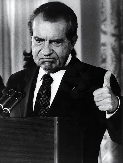 毛主席送给尼克松12字墨宝，尼克松看后一头雾水，近50年无人能...
