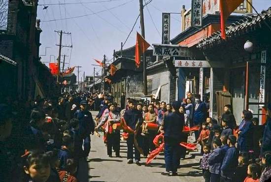 罕见彩色照片：50年代“老北京”，居然是这个样子