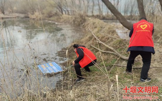 丹江口市水利湖泊局：开展“清洁汉江”捡拾垃圾行动