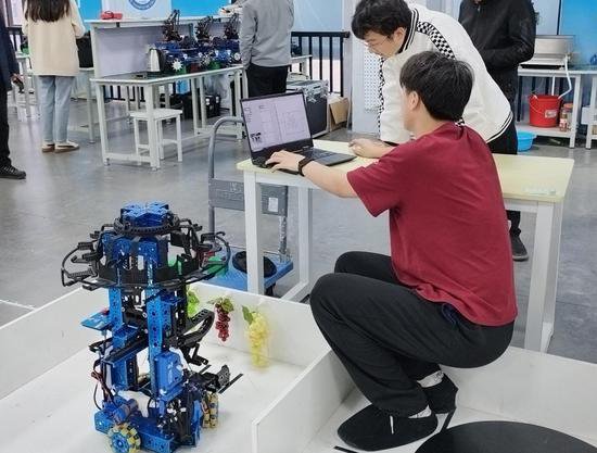 <em>机器人</em>、电子显微镜等成热门专业——河南省技师学院见闻