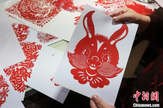 南京非遗传承人创作兔年剪纸作品迎新春