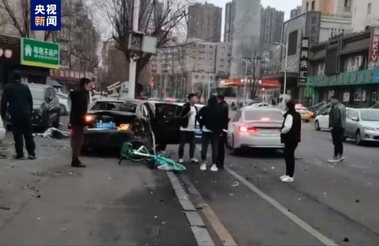 辽宁沈阳一轿车冲入人行道 造成1人死亡4人受伤