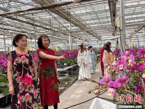 天气渐暖 新疆昌吉市迎来春游赏花“热”