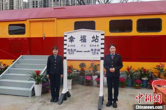 广西柳州打造婚姻登记列车 民众可在火车上领证