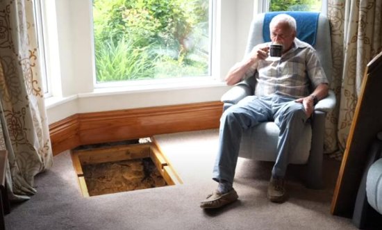 英国一名70岁老人在客厅地板下<em>挖出一口</em>5米深的中世纪水井