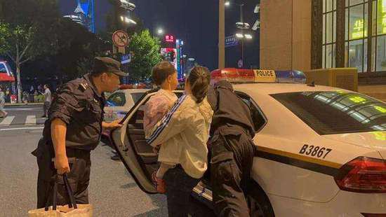 儿童突发高烧、女子腹痛晕厥……上海民警紧急送医让游客...