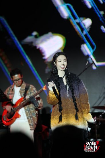 李莎旻子首次以歌手身份登台 火种音乐节展现超强创作天赋