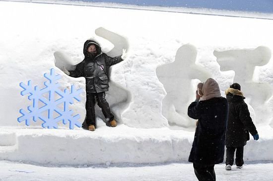 哈尔滨冰雪大世界闭园前夕 游客冒雪参观游玩