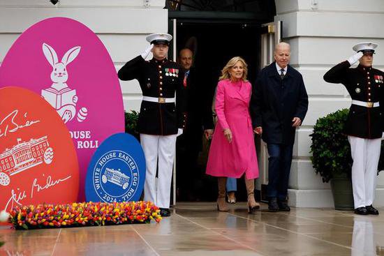 拜登夫妇在白宫庆祝复活节好欢乐！充满童趣，夫人<em>穿粉色大衣</em>...
