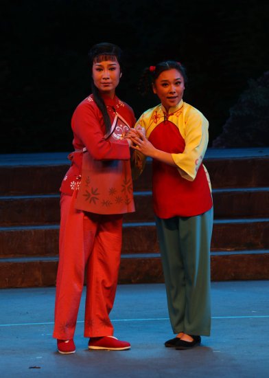 长治市豫剧团演出大型红色经典剧目《党的女儿》在潞安剧院上演