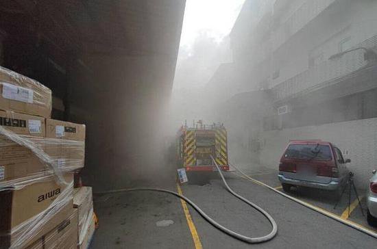 台湾新北发生火灾致恶臭味扩散 有市民气喘发作就医