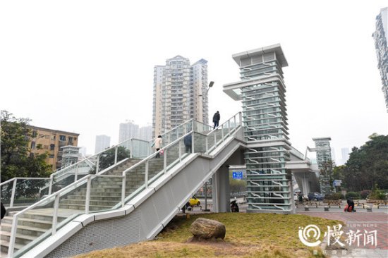 两处大型人行天桥使用 重庆居民出行再也不用与车争道了