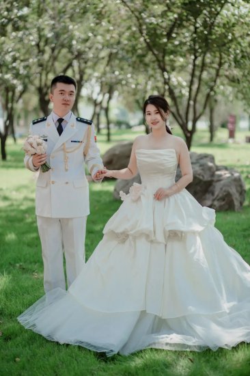 这12对军人的结婚照，你觉得<em>哪个更好</em>看？
