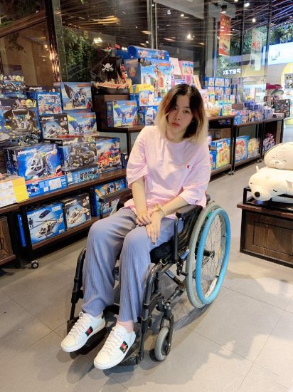 贵州<em>女孩</em>高位截瘫却成时尚博主，分享轮椅穿搭，还拥有30双高跟...