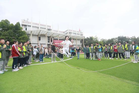 重庆市两江中学校（西政附中）举行第十四届秋季田径运动会