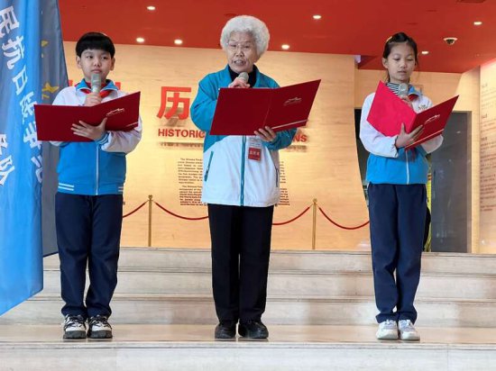中国抗战纪念馆为学雷锋活动志愿服务队授旗