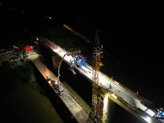 重点工程瑞梅铁路全线最长特大桥首联连续梁合龙
