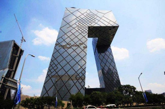北京央视大楼，造型极具设计感，被人称为“大裤衩”，因众人...