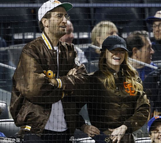 “石头姐”<em>艾玛</em>-斯通与丈夫<em>看</em>棒球赛 二人穿棒球服氛围欢乐