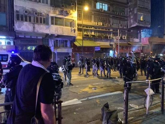 暴力升级 香港极端示威者7月28日晚在多处纵火