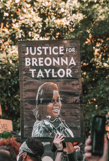 非裔女子泰勒<em>案判决结果</em>遭其家人和公众质疑 案件引发抗议游行...