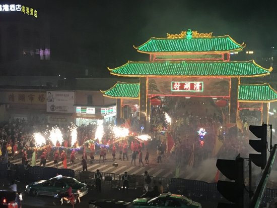 广州白云清湖村火龙“舞”上央视 吸引亿万观众
