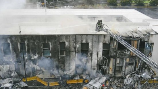 一富豪<em>私人</em>飞机米兰街头撞上建筑物，致8人死亡