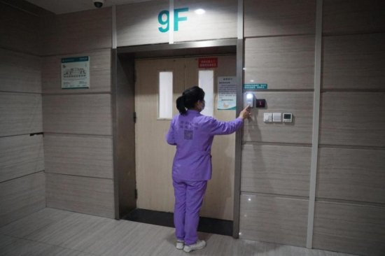 新闻周刊丨“漂”在医院，心系病患！一个普通护工的“人世间”