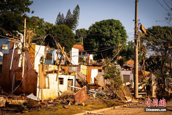 巴西南部遭暴雨袭击 多地成孤岛已致百人遇难