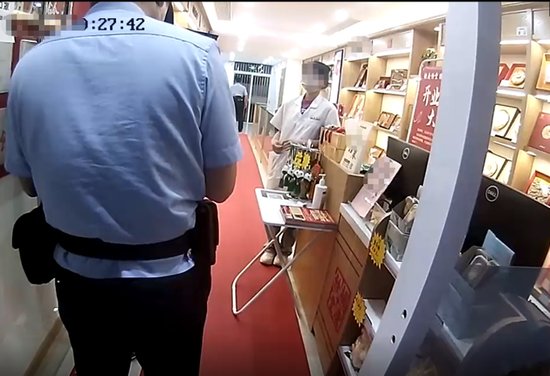 “110吗？这儿有个假警察！”杭州小店店员“逮”住了加班宣传...