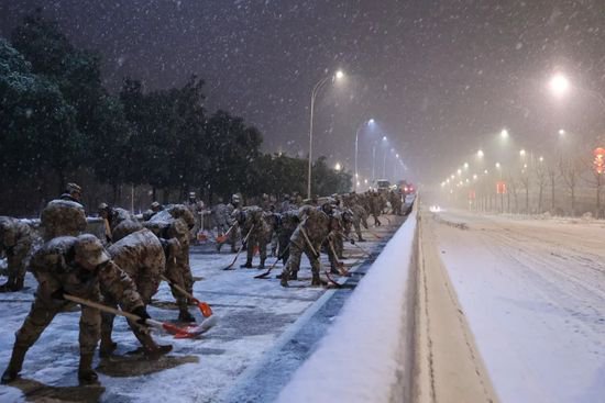 湖北大部地区出现低温雨雪冰冻天气，武警官兵展开救援