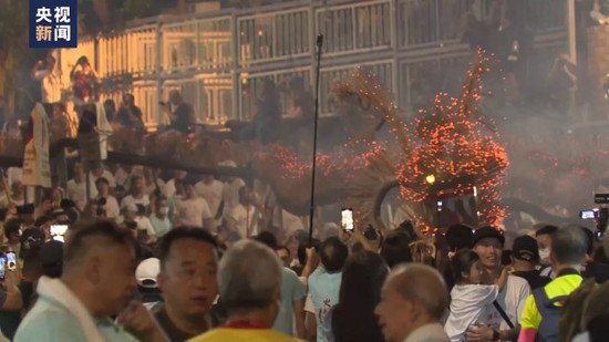 中秋佳节氛围浓 香港“大坑舞火龙”表演世代传承
