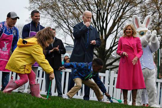 拜登夫妇在白宫庆祝复活节好欢乐！充满童趣，夫人<em>穿粉色大衣</em>...