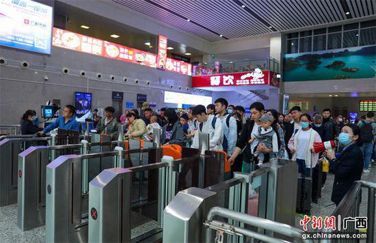 桂林<em>火车</em>站“三月三”小长假累计发送旅客44.1万人次