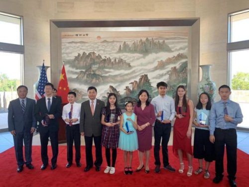 “我与中华文化”<em>作文</em>赛颁奖 在美华裔学生分享<em>心得</em>