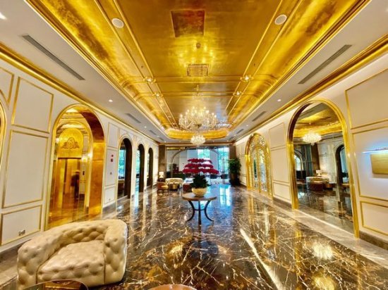 耗费一吨黄金“贴金”，河内这家酒店太贵气了