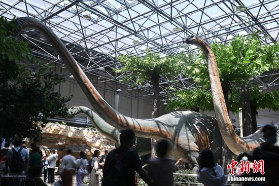 <em>北京</em>：游客在国家自然博物馆乐享五一假期