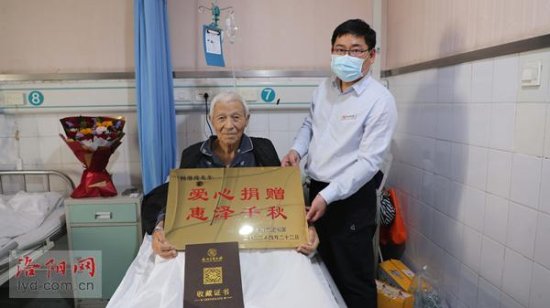 88岁老人捐书近万册 填补洛阳市图书馆馆藏图书空白