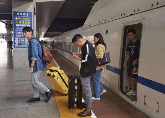 铁路<em>上海</em>站迎来最后一波返程客流高峰，预计到达旅客54万人次