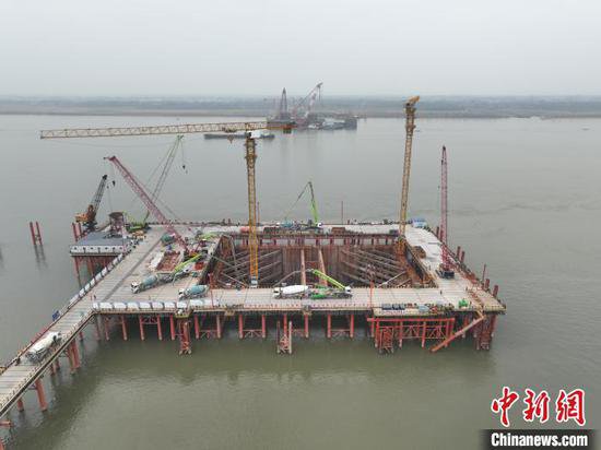 池州<em>长江</em>公铁大桥4号墩承台首次浇筑顺利完成