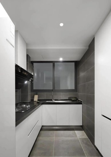 87平黑白灰二居室，厨房极简纯净空间里的一抹宝蓝很亮眼
