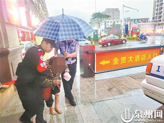 九旬阿婆大雨中迷路 警民接力撑伞救助
