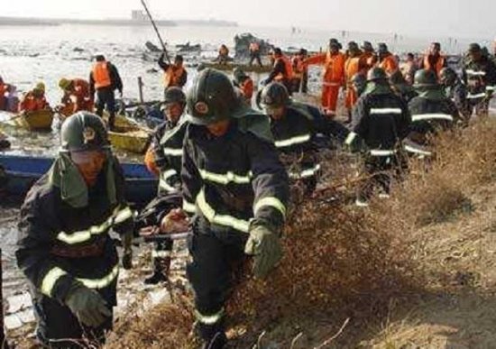 2004年<em>包头空难</em>：飞机坠入湖中55人遇难，事发前机组人员通宵...