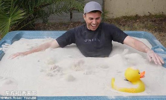 NASA工程师把沙子做成<em>水的效果</em>，在浴缸泡沙子澡，超魔幻！