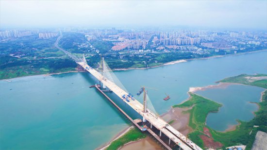 世界在建最大公轨两用三塔斜拉桥——四川泸州长江六桥顺利合龙