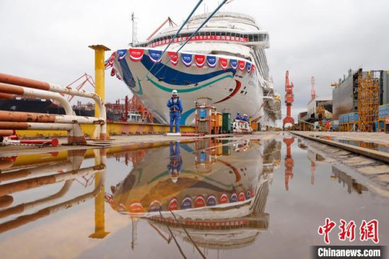 中国首艘国产大型邮轮“爱达·<em>魔都</em>”号盛装出坞