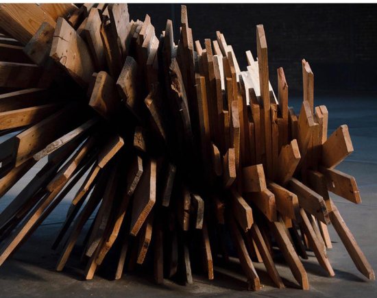 由<em>回收木材</em>制作而成的座椅，极具艺术气息！