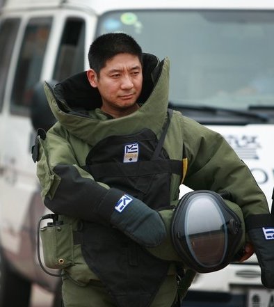 中国退役军人丨张保国：从退役少校到“拆弹”专家，130多次与...