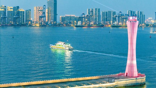 首艘“消博号”游船启航 带领市民游客从海上欣赏<em>椰城</em>迷人夜景
